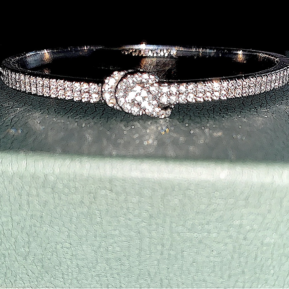 ✨Givenchy - Crystal Pavé Knot Bangle Bracelet✨
NWOT/NO ORIGINAL BOX - Picture 9 of 16